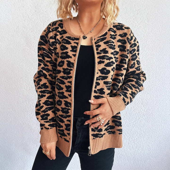 Damstrickjacka med modernt leopardsmönster och dragkedjedetaljer Mirla-Eva Jonsson