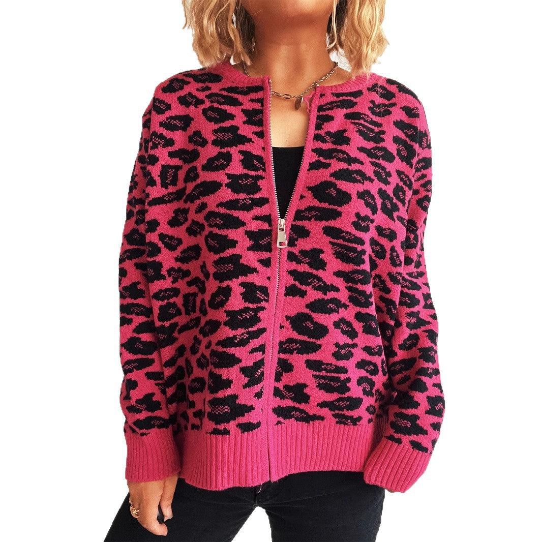Damstrickjacka med modernt leopardsmönster och dragkedjedetaljer Mirla-Eva Jonsson