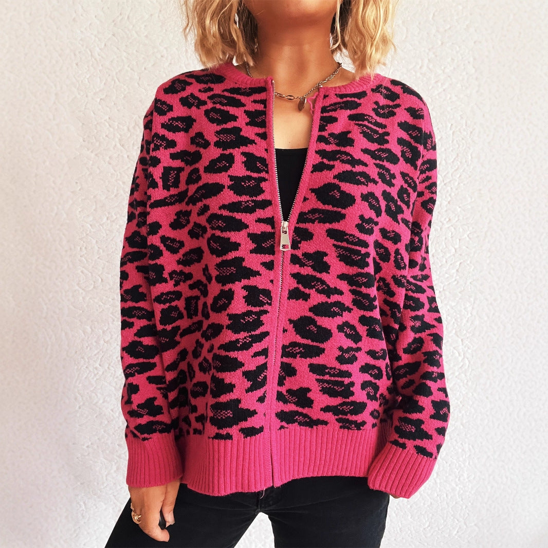 Damstrickjacka med modernt leopardsmönster och dragkedjedetaljer Mirla-Eva Jonsson