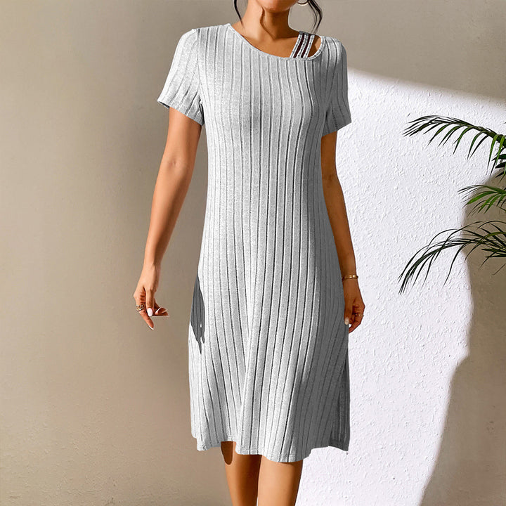 Damstrickklänning med modeaussnitt och elastiskt material Eva Jonsson-Eva Jonsson