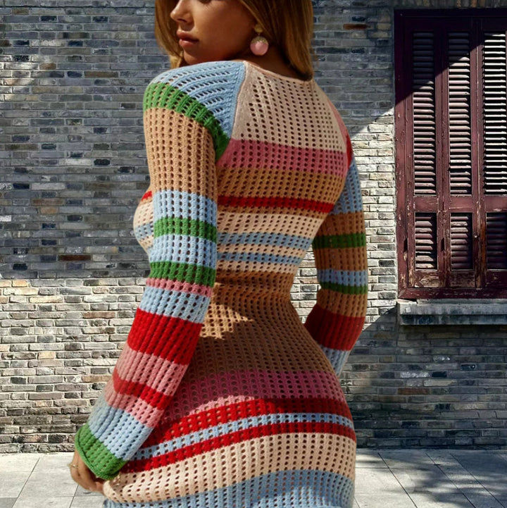 Damstrickklänning med raffinerade hålmönster och elegant off-shoulder design Mirla-Eva Jonsson