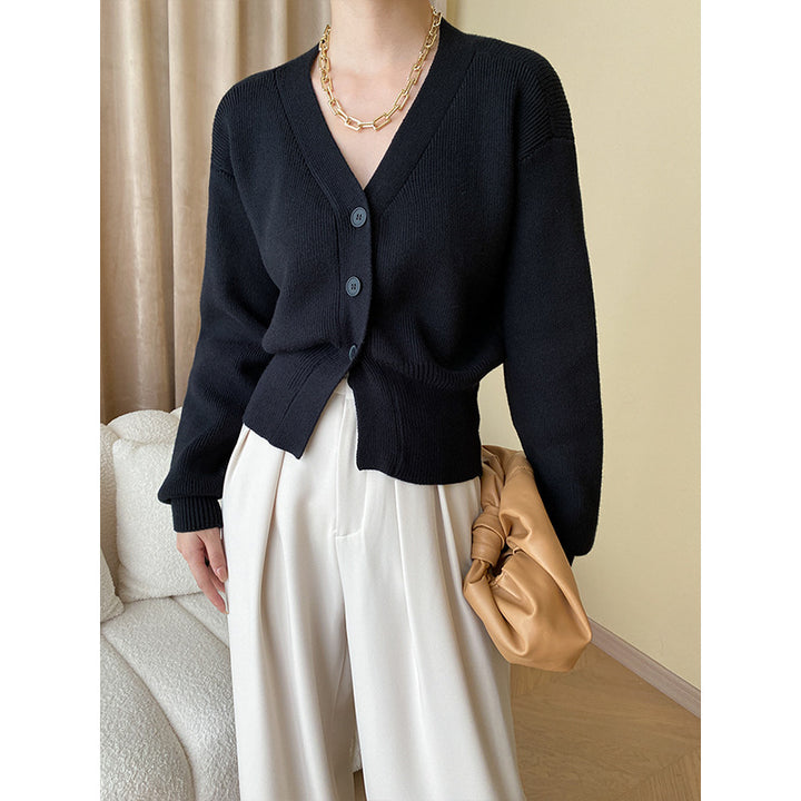 Damstylig cardigan med knappar och elegant V-hals Mirla-Eva Jonsson