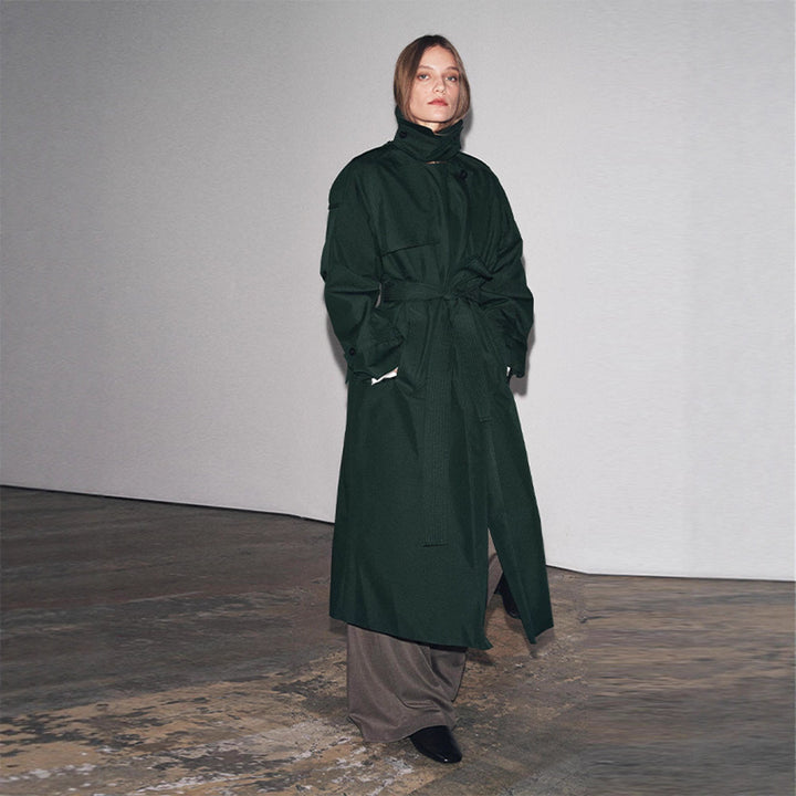 Damstylig trenchcoat med praktiskt bälte Mirla-Eva Jonsson