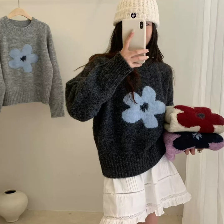 Damsweater med Blommönster och Högflitigt Material Mirla-Eva Jonsson