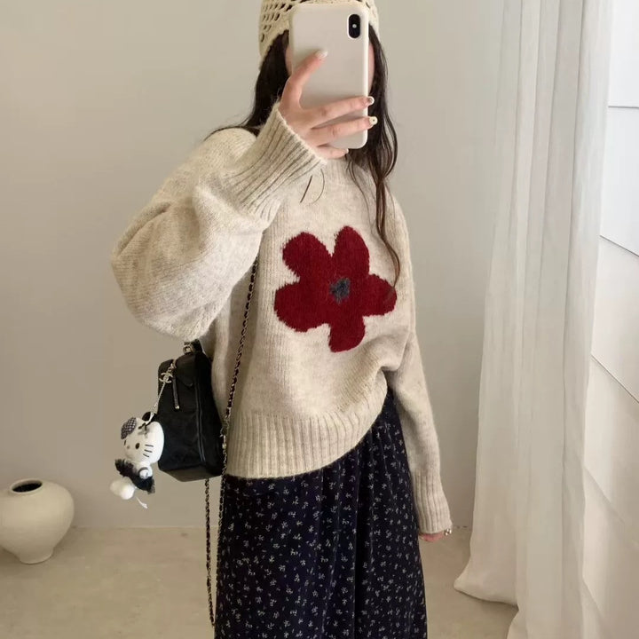 Damsweater med Blommönster och Högflitigt Material Mirla-Eva Jonsson