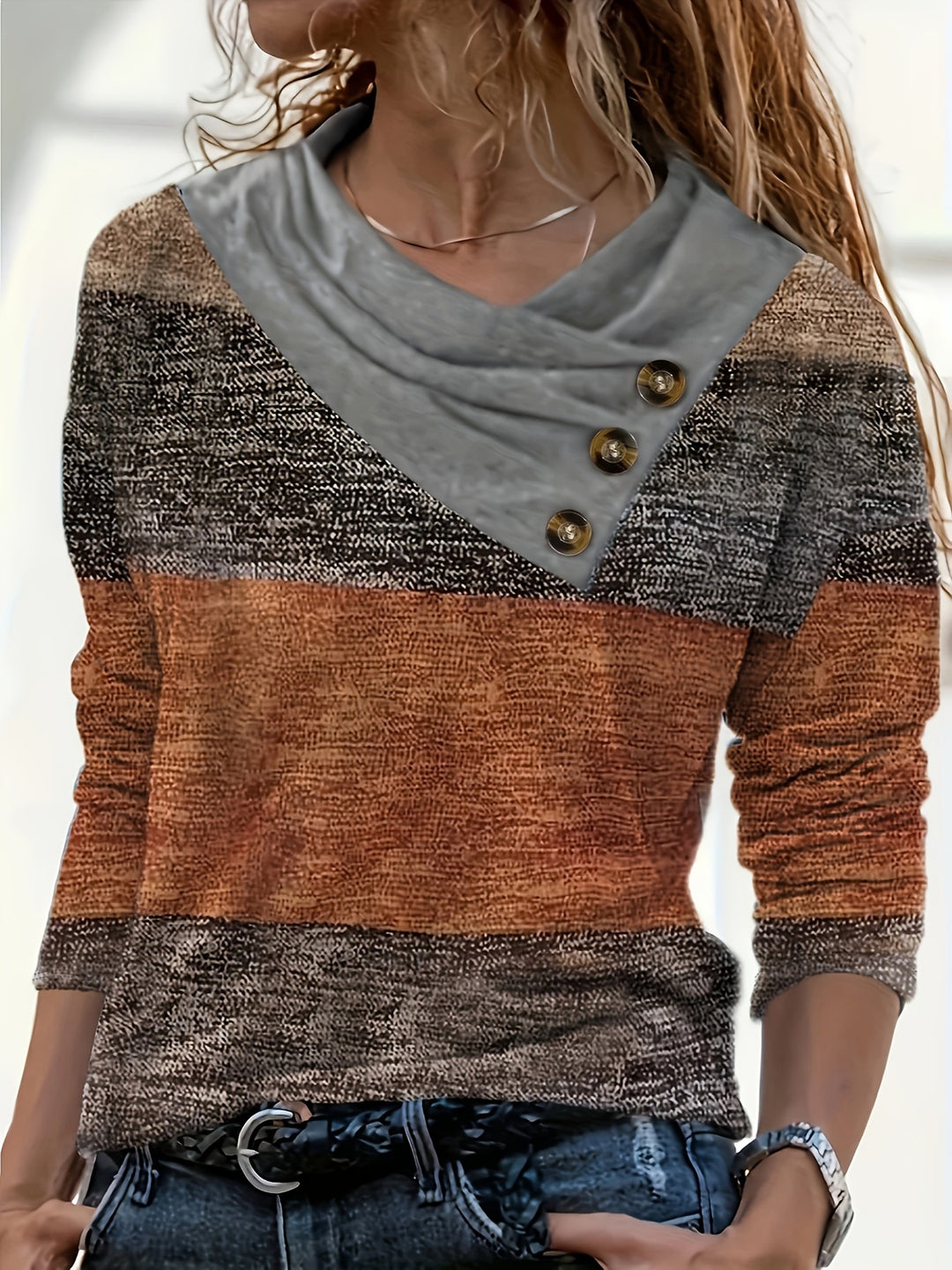 Damsweater med asymmetrisk krage och knapppdetaljer Mirla-Eva Jonsson