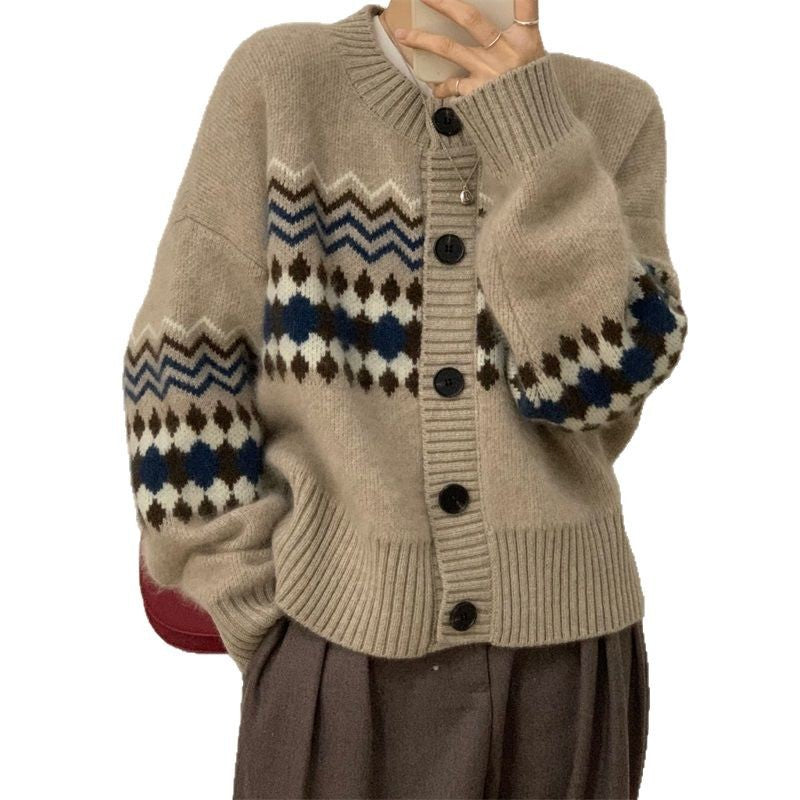 Damsweater med grafiskt mönster och knappar Mirla-Eva Jonsson