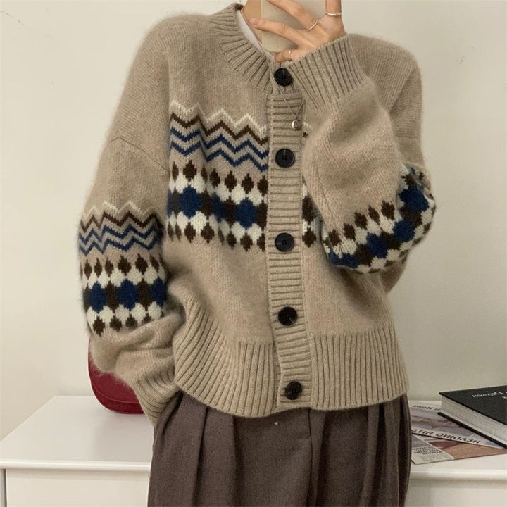 Damsweater med grafiskt mönster och knappar Mirla-Eva Jonsson