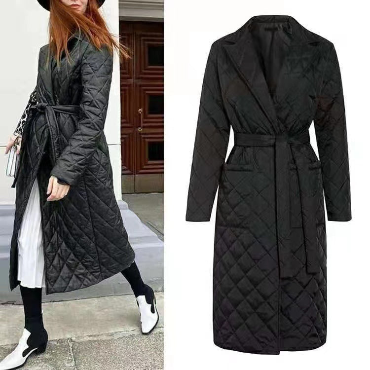 Damsydd quiltad kappa med elegant midjefasong och praktiska fickor Mirla-Eva Jonsson