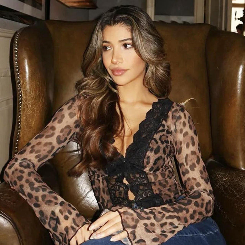 Damtop med lekfullt leopardmönster och raffinerade volanger Mirla-Eva Jonsson