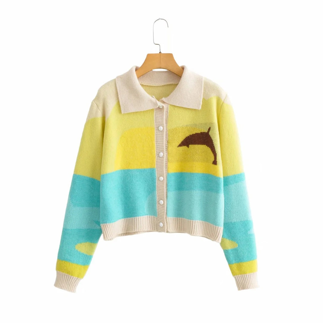 Damtrendig cardigan med söt delfindesign och knäppkrage Mirla-Eva Jonsson