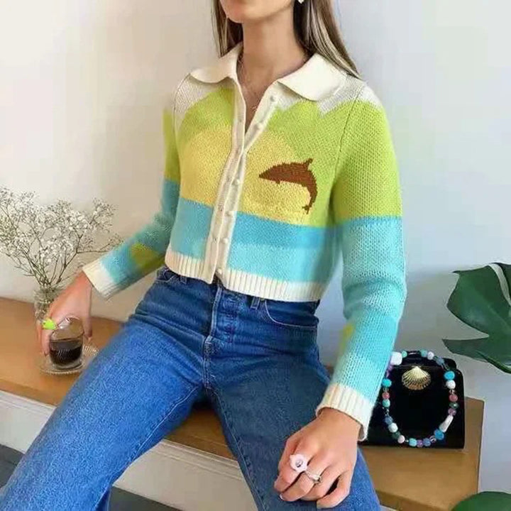 Damtrendig cardigan med söt delfindesign och knäppkrage Mirla-Eva Jonsson