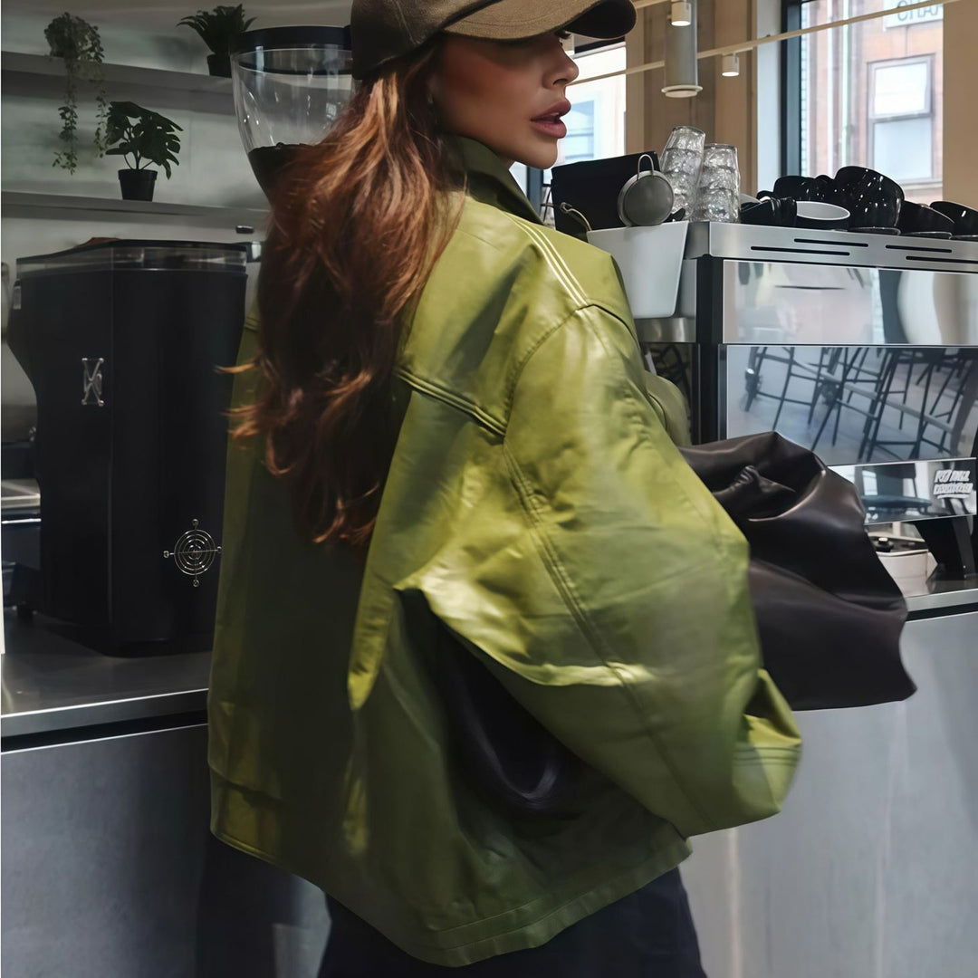 Damtrendig oversized jacka med avslappnad passform och voluminösa ärmar Mirla-Eva Jonsson