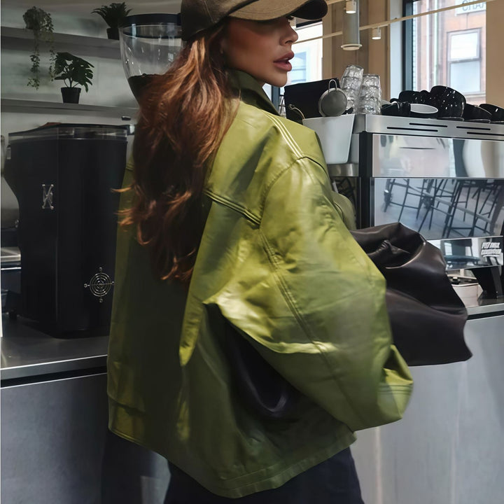 Damtrendig oversized jacka med avslappnad passform och voluminösa ärmar Mirla-Eva Jonsson