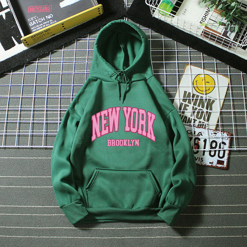 Damtröja med trendig New York Brooklyn-tryck Mirla-Eva Jonsson