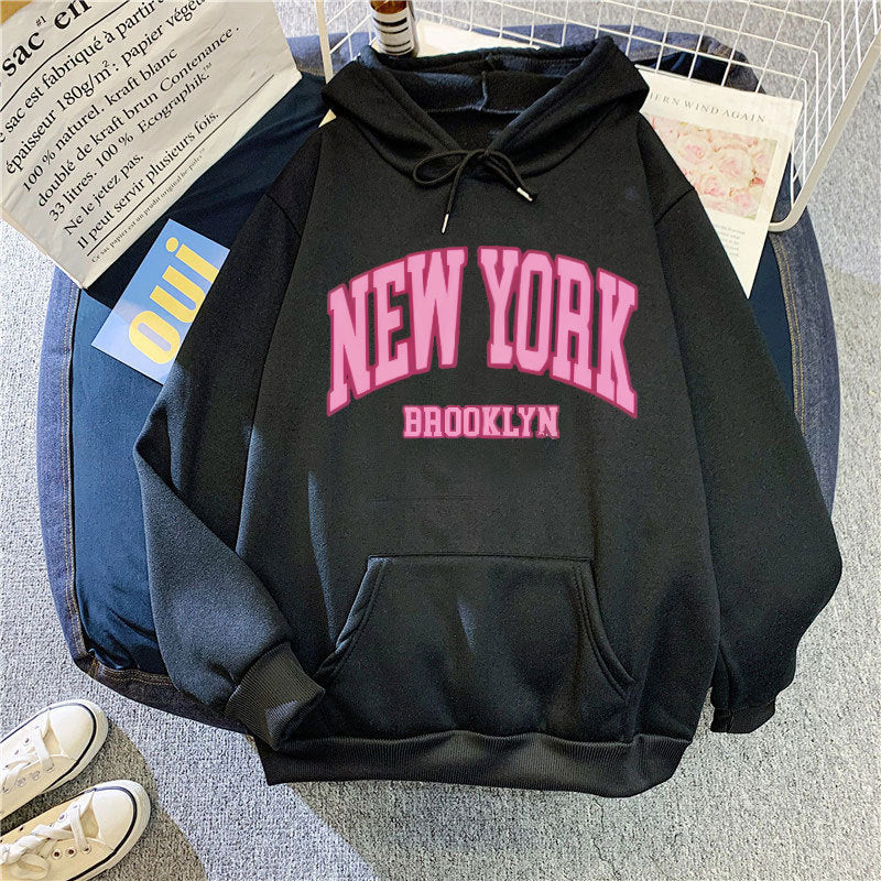 Damtröja med trendig New York Brooklyn-tryck Mirla-Eva Jonsson