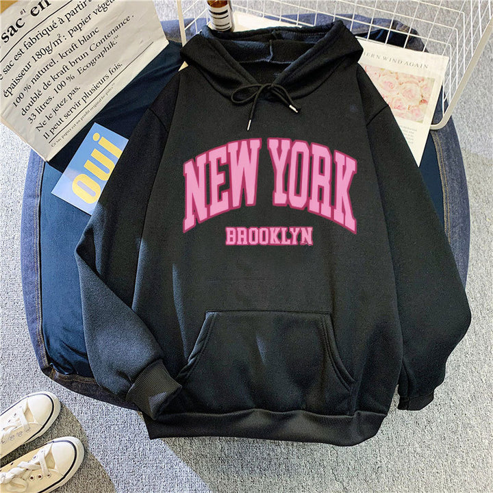 Damtröja med trendig New York Brooklyn-tryck Mirla-Eva Jonsson
