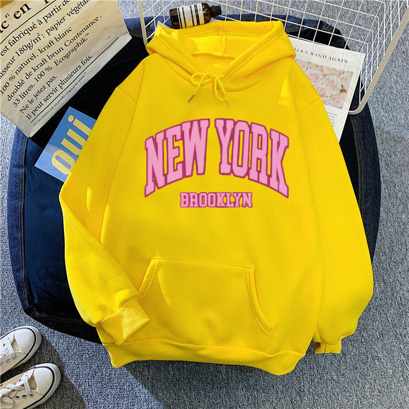 Damtröja med trendig New York Brooklyn-tryck Mirla-Eva Jonsson
