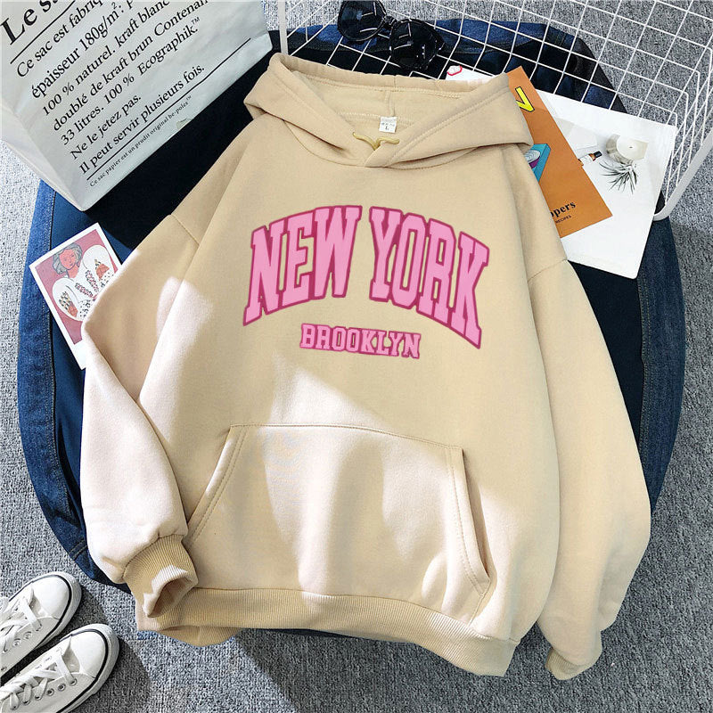 Damtröja med trendig New York Brooklyn-tryck Mirla-Eva Jonsson
