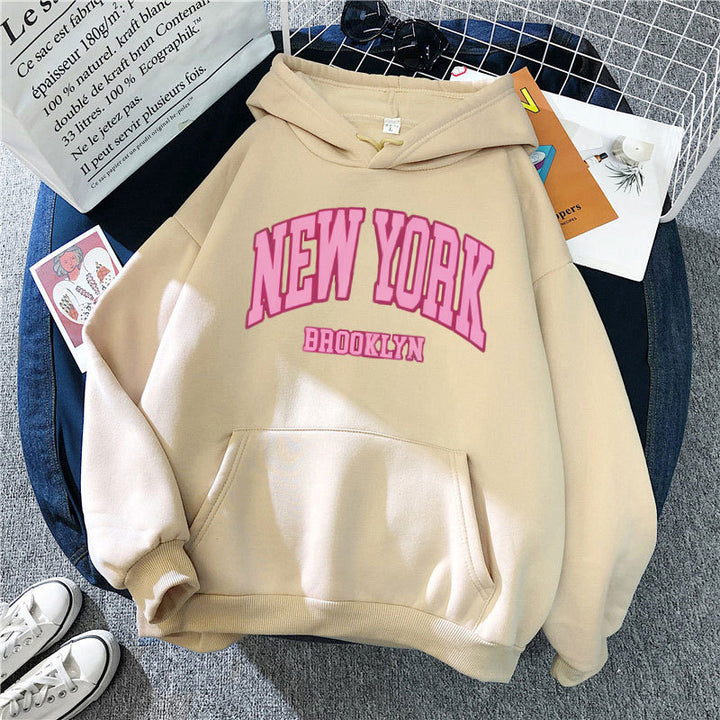 Damtröja med trendig New York Brooklyn-tryck Mirla-Eva Jonsson