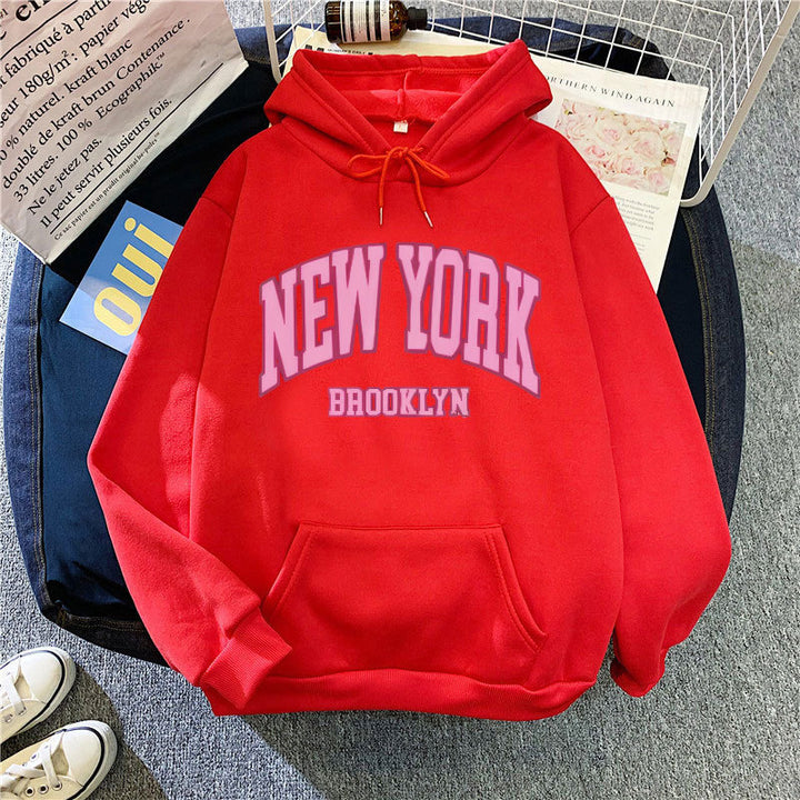 Damtröja med trendig New York Brooklyn-tryck Mirla-Eva Jonsson