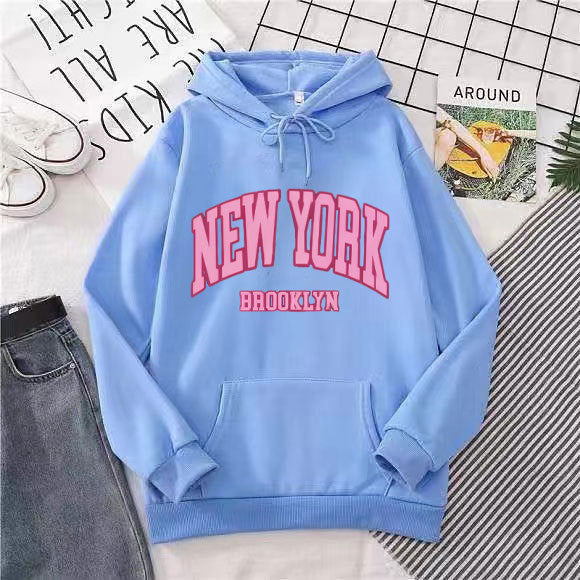 Damtröja med trendig New York Brooklyn-tryck Mirla-Eva Jonsson