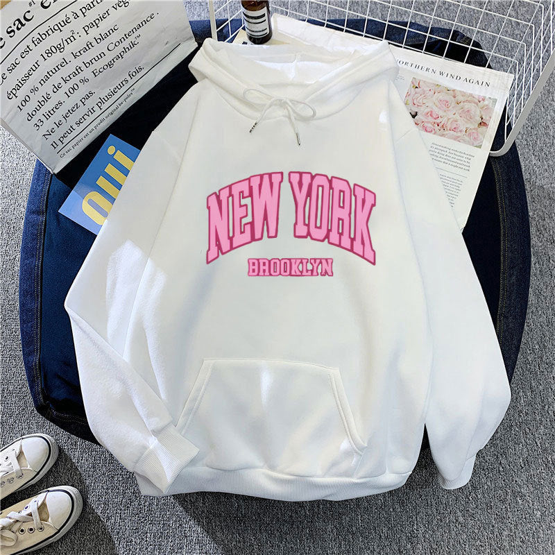Damtröja med trendig New York Brooklyn-tryck Mirla-Eva Jonsson