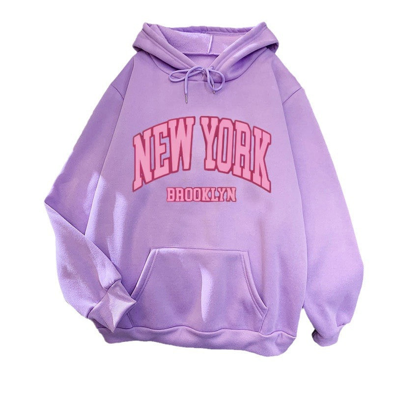 Damtröja med trendig New York Brooklyn-tryck Mirla-Eva Jonsson