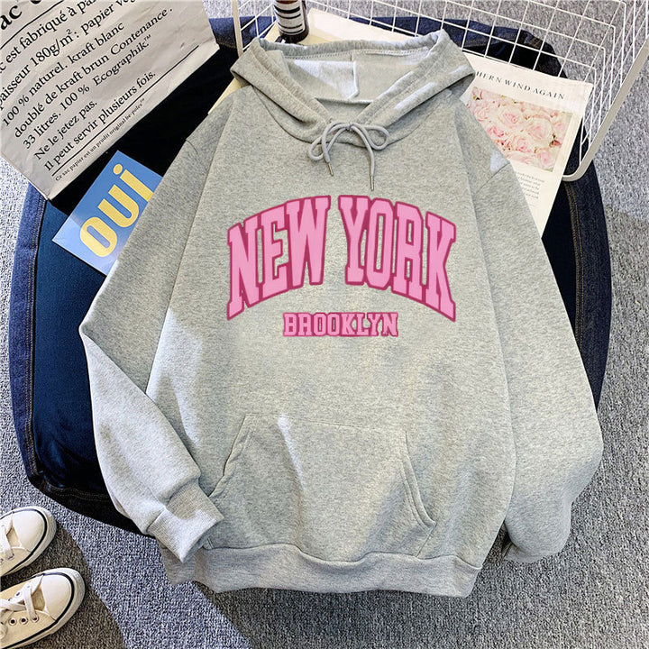 Damtröja med trendig New York Brooklyn-tryck Mirla-Eva Jonsson