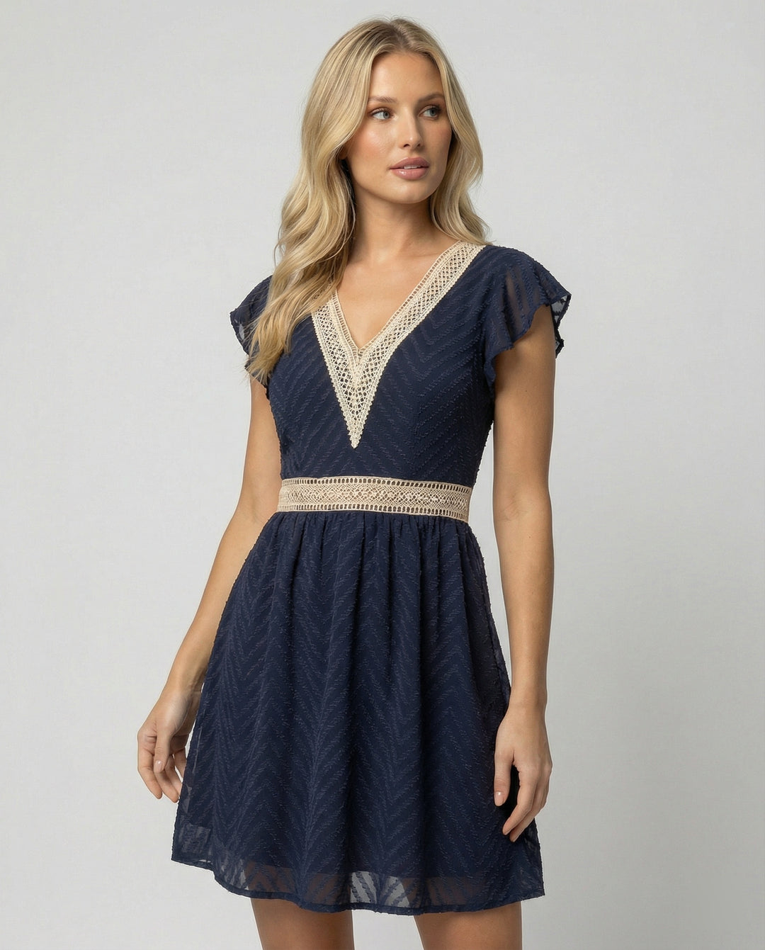 Elegant Sommarklänning med Ärmlös Design och Knytdetalj bak för Sommarfester | Eva Jonsson-Eva Jonsson