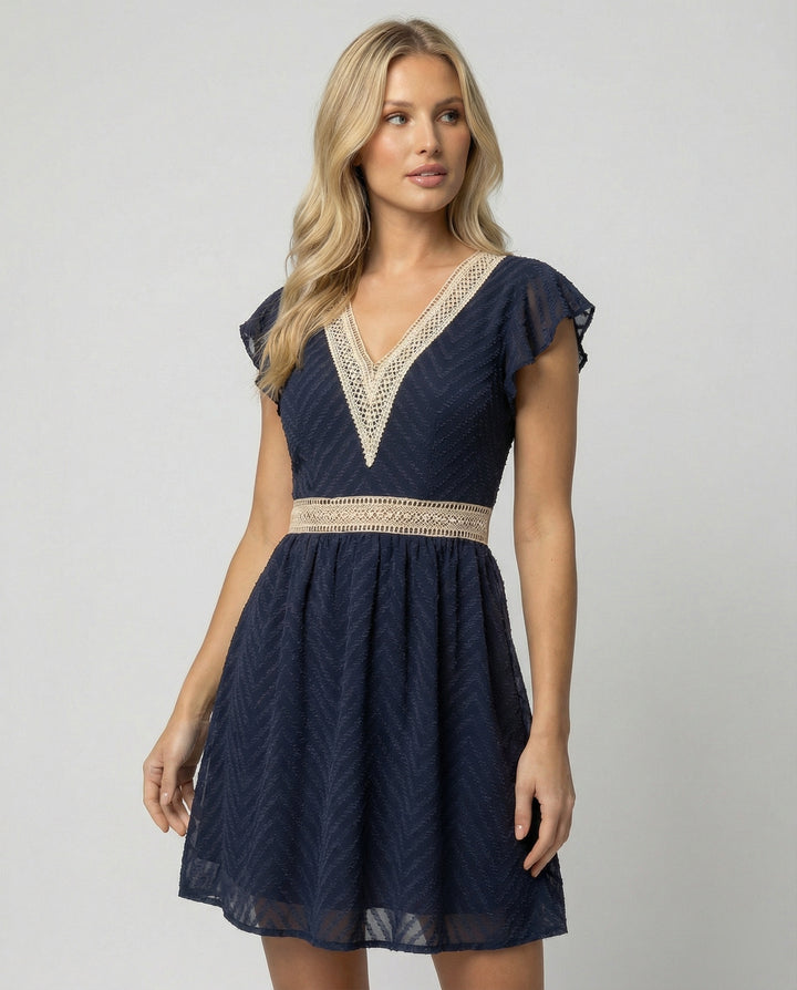 Elegant Sommarklänning med Ärmlös Design och Knytdetalj bak för Sommarfester | Eva Jonsson-Eva Jonsson