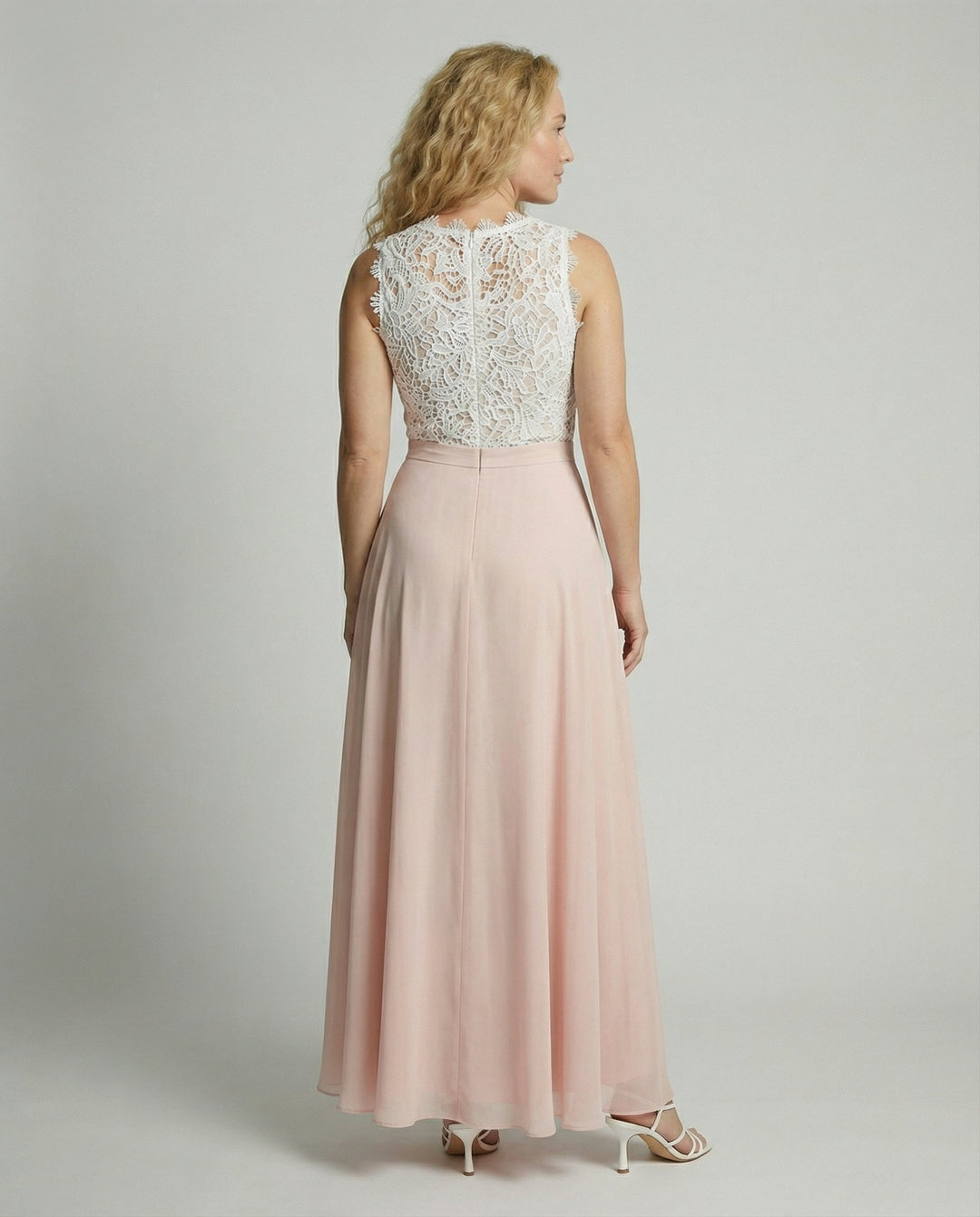 Elegant dam sommardress i spets för sommar Mirla-Eva Jonsson