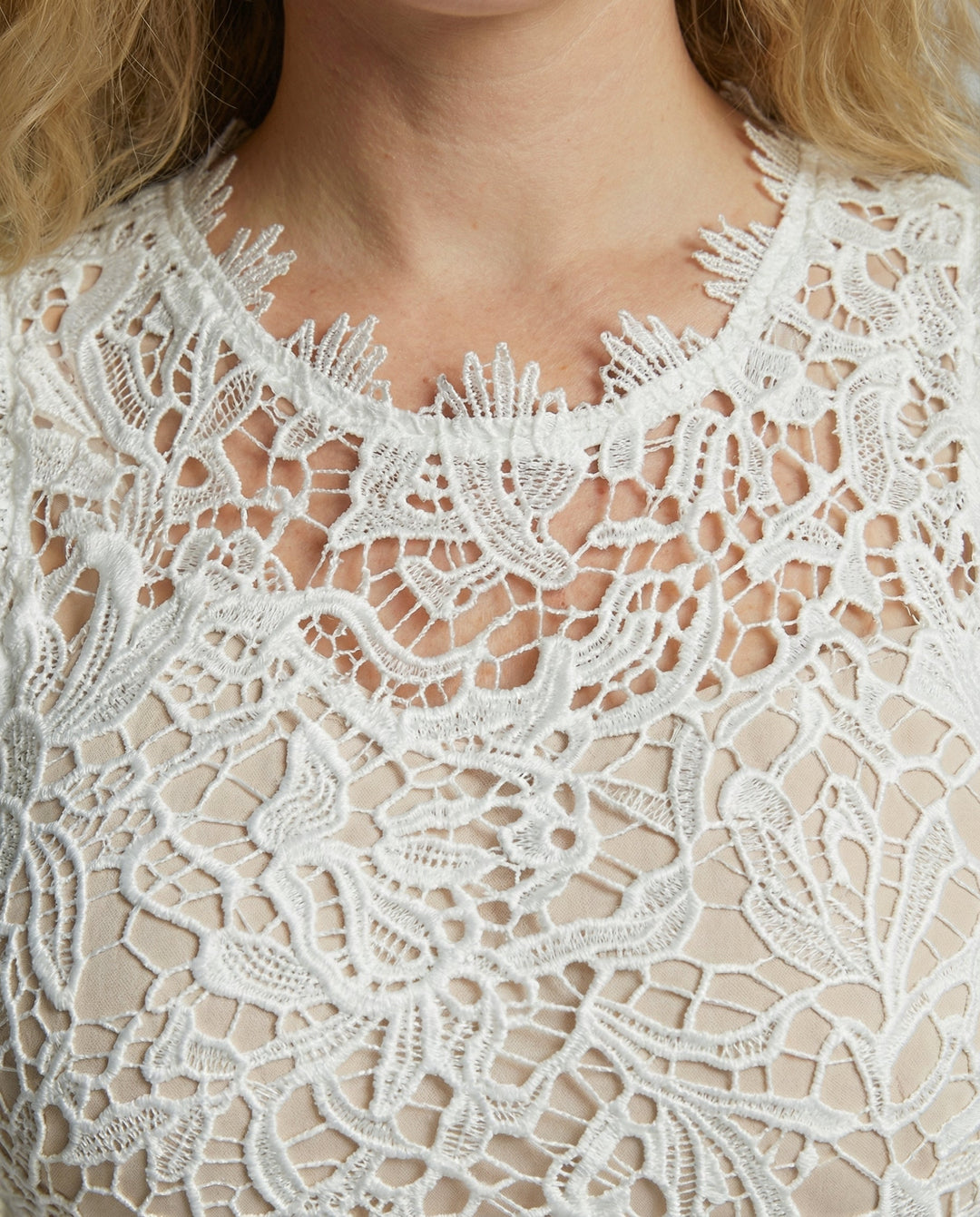 Elegant dam sommardress i spets för sommar Mirla-Eva Jonsson