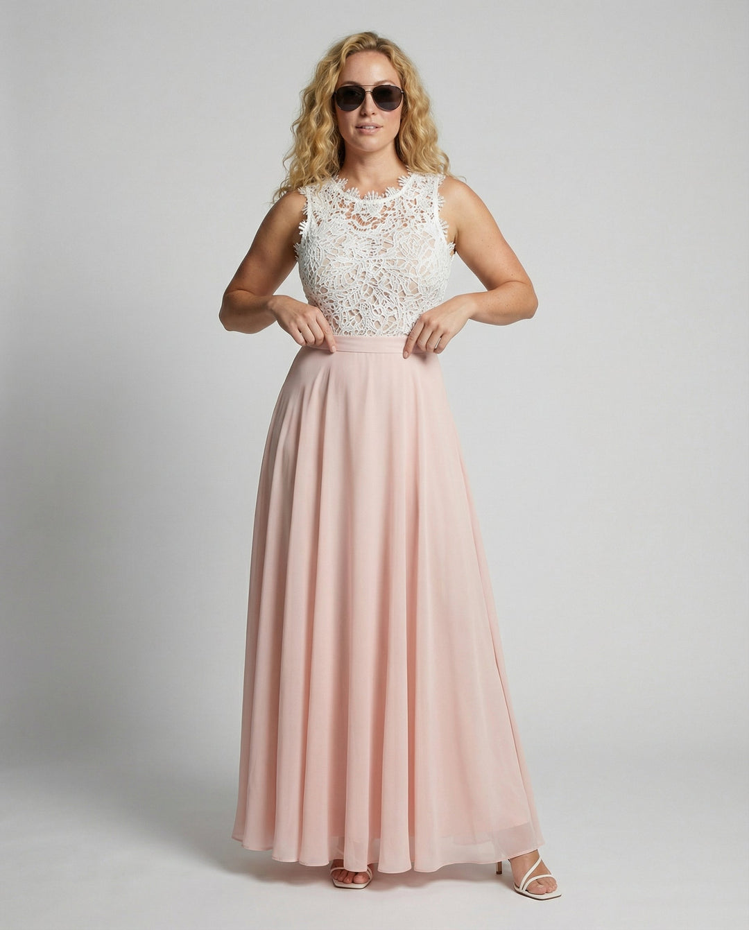 Elegant dam sommardress i spets för sommar Mirla-Eva Jonsson