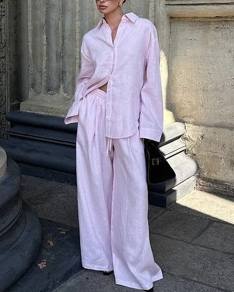 Elegant damblus i avslappnad passform och byxor med vida ben från Mirla-Eva Jonsson