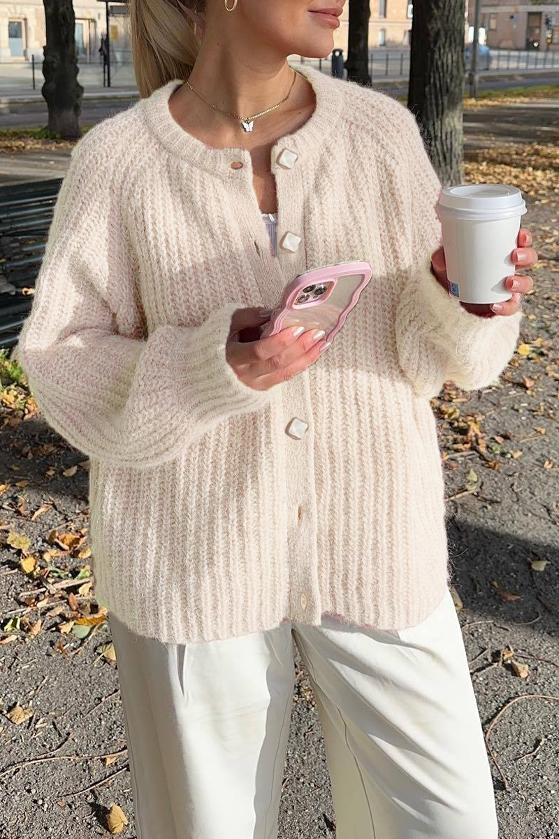 Mirla | Avslappnad Stickad Tröja med Knappar och Rund Halsringning. Överhuvud.-Eva Jonsson