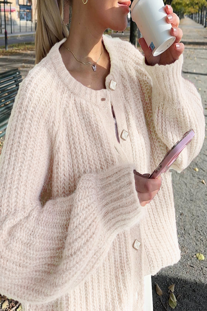 Mirla | Avslappnad Stickad Tröja med Knappar och Rund Halsringning. Överhuvud.-Eva Jonsson