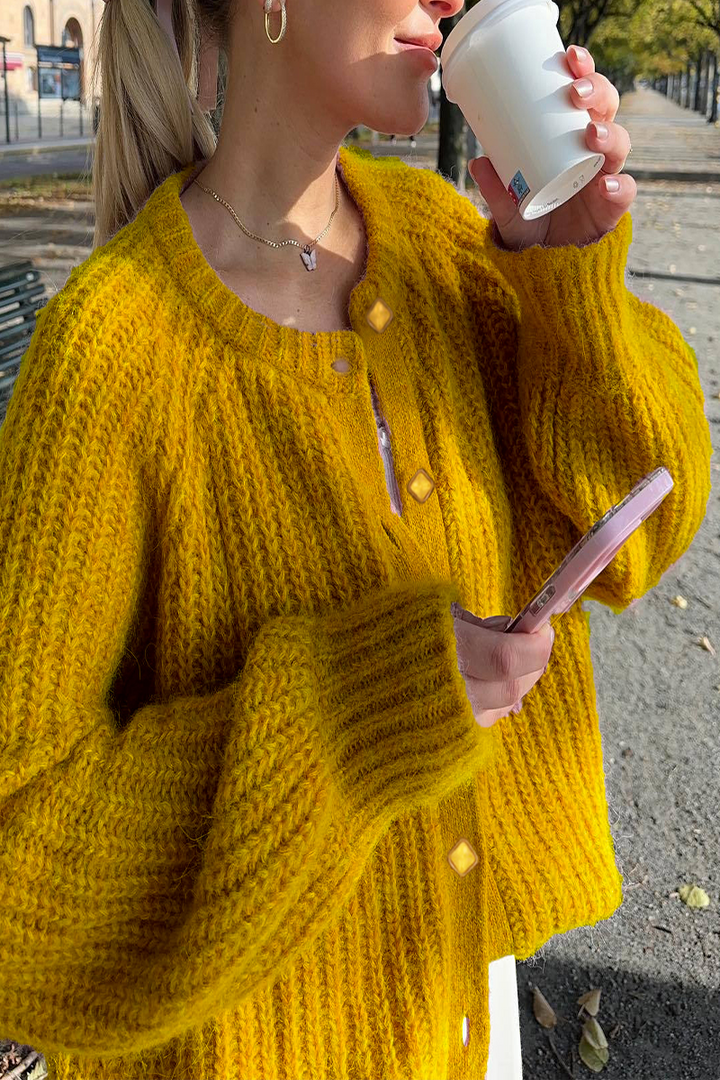 Mirla | Avslappnad Stickad Tröja med Knappar och Rund Halsringning. Överhuvud.-Eva Jonsson
