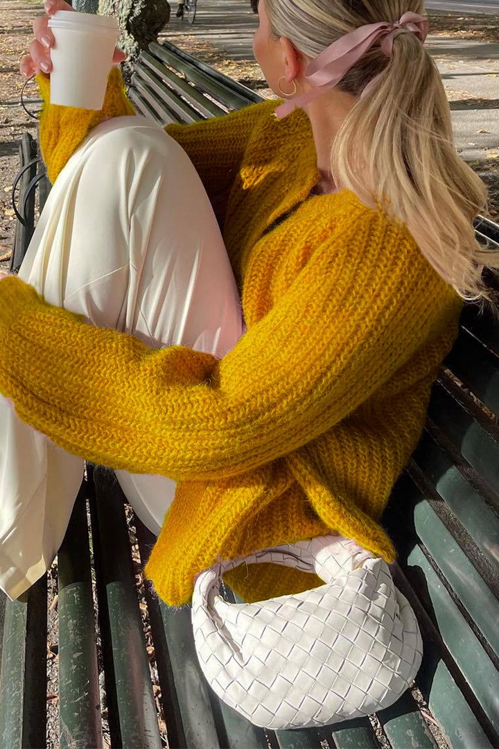 Mirla | Avslappnad Stickad Tröja med Knappar och Rund Halsringning. Överhuvud.-Eva Jonsson