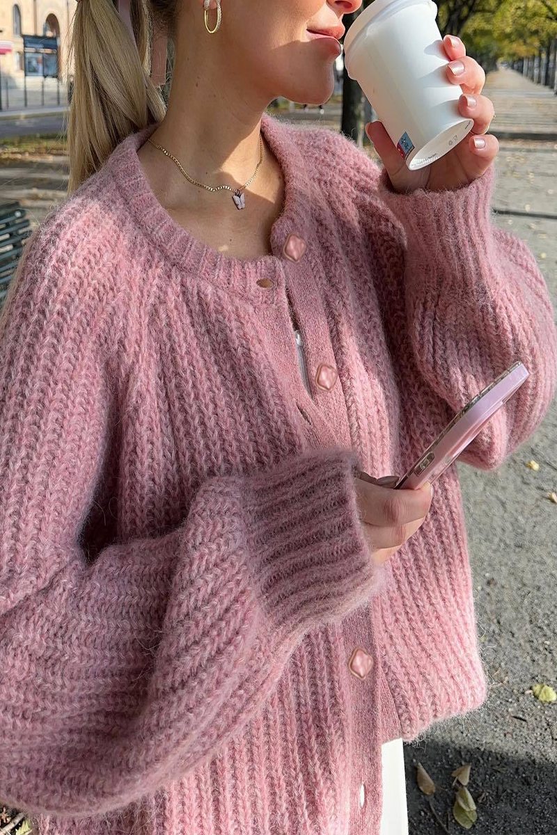 Mirla | Avslappnad Stickad Tröja med Knappar och Rund Halsringning. Överhuvud.-Eva Jonsson