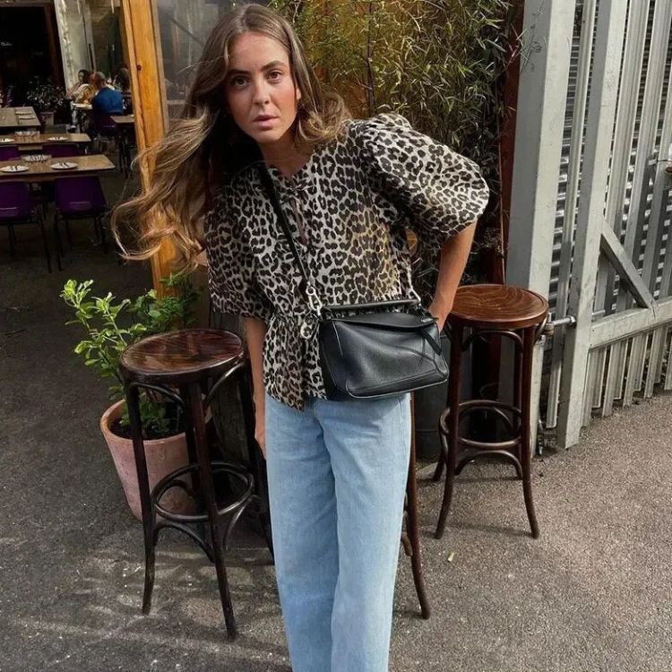 Mirla | Blus med leopardmönster och knut-Eva Jonsson