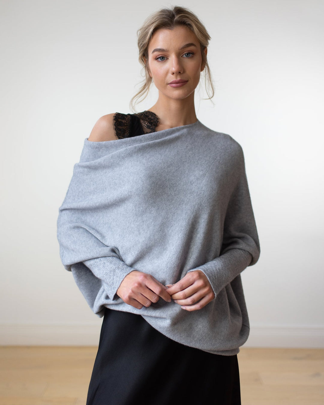 Mirla | Cressida Asymmetrisk Draperad, Elegant Rundhals-Eva Jonsson