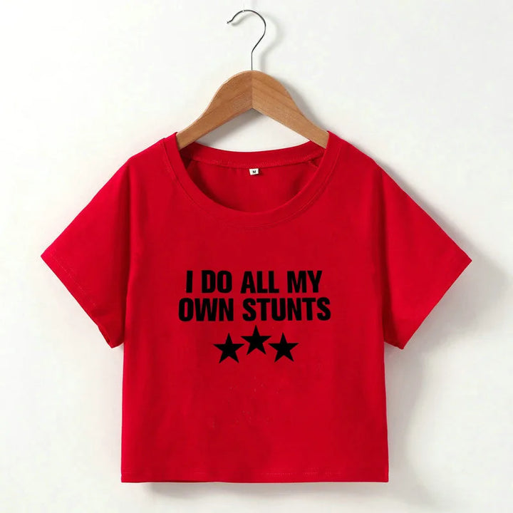 Mirla | Croppad t-shirt med "I Do All My Own Stunts" tryck för kvinnor-Eva Jonsson