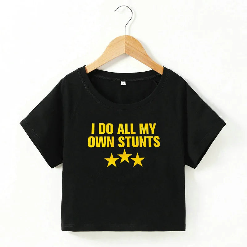 Mirla | Croppad t-shirt med "I Do All My Own Stunts" tryck för kvinnor-Eva Jonsson