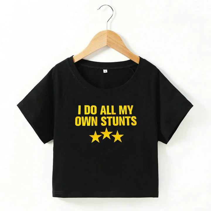 Mirla | Croppad t-shirt med "I Do All My Own Stunts" tryck för kvinnor-Eva Jonsson