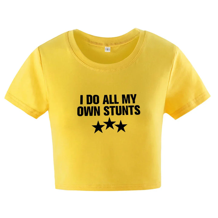 Mirla | Croppad t-shirt med "I Do All My Own Stunts" tryck för kvinnor-Eva Jonsson