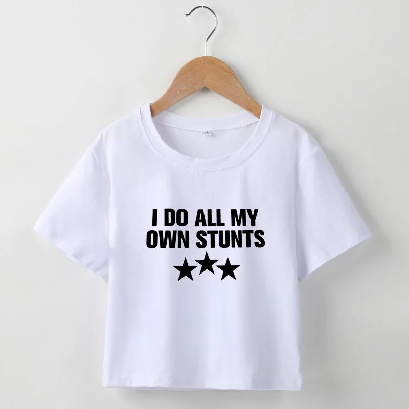 Mirla | Croppad t-shirt med "I Do All My Own Stunts" tryck för kvinnor-Eva Jonsson