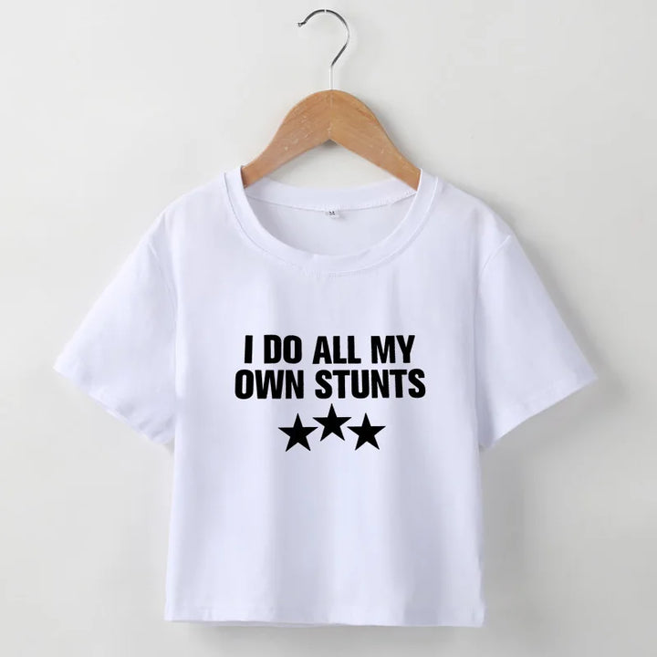 Mirla | Croppad t-shirt med "I Do All My Own Stunts" tryck för kvinnor-Eva Jonsson