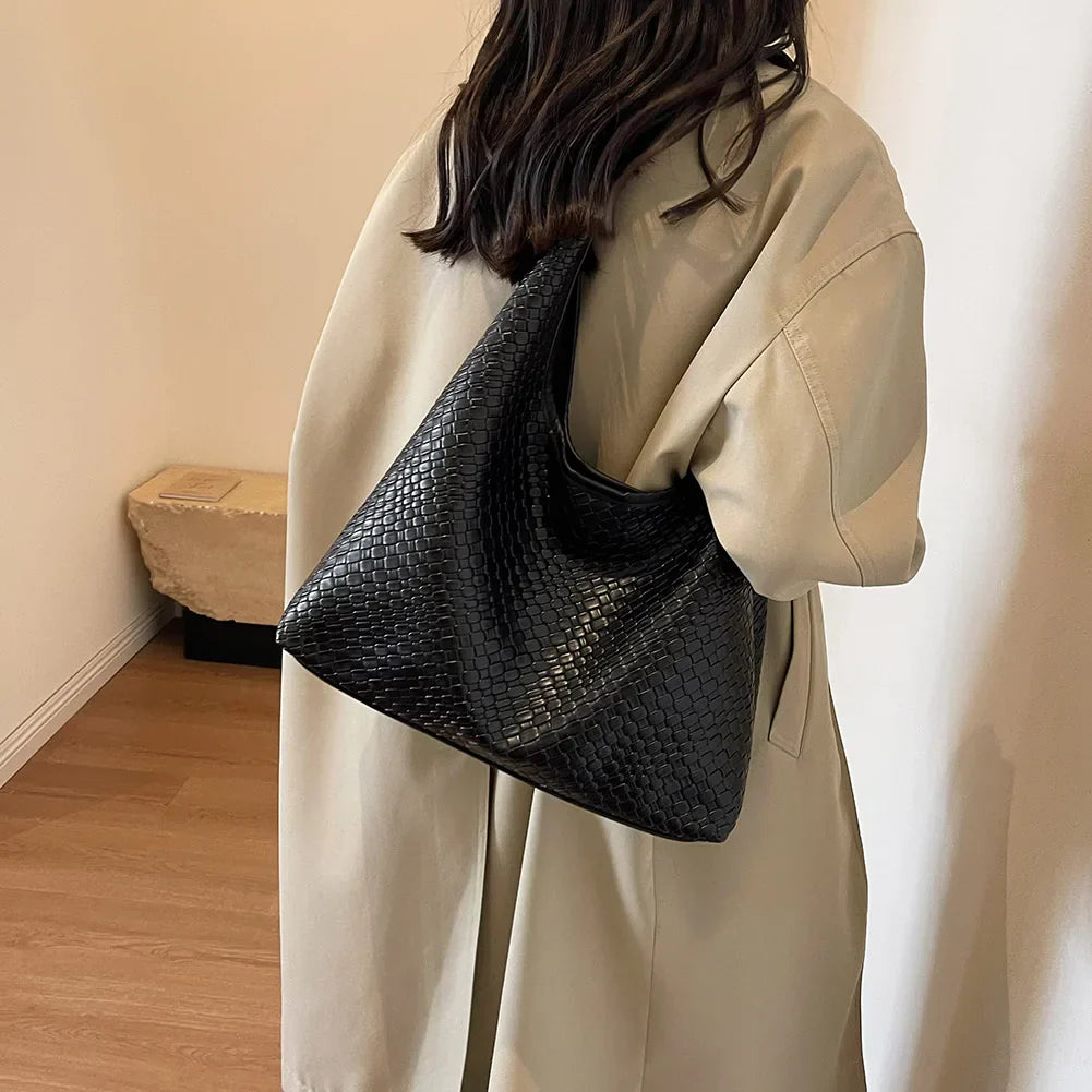 Mirla | Damens Mångsidig Axelväska i Mjuk Läder med Vävt Hobo-Design-Eva Jonsson