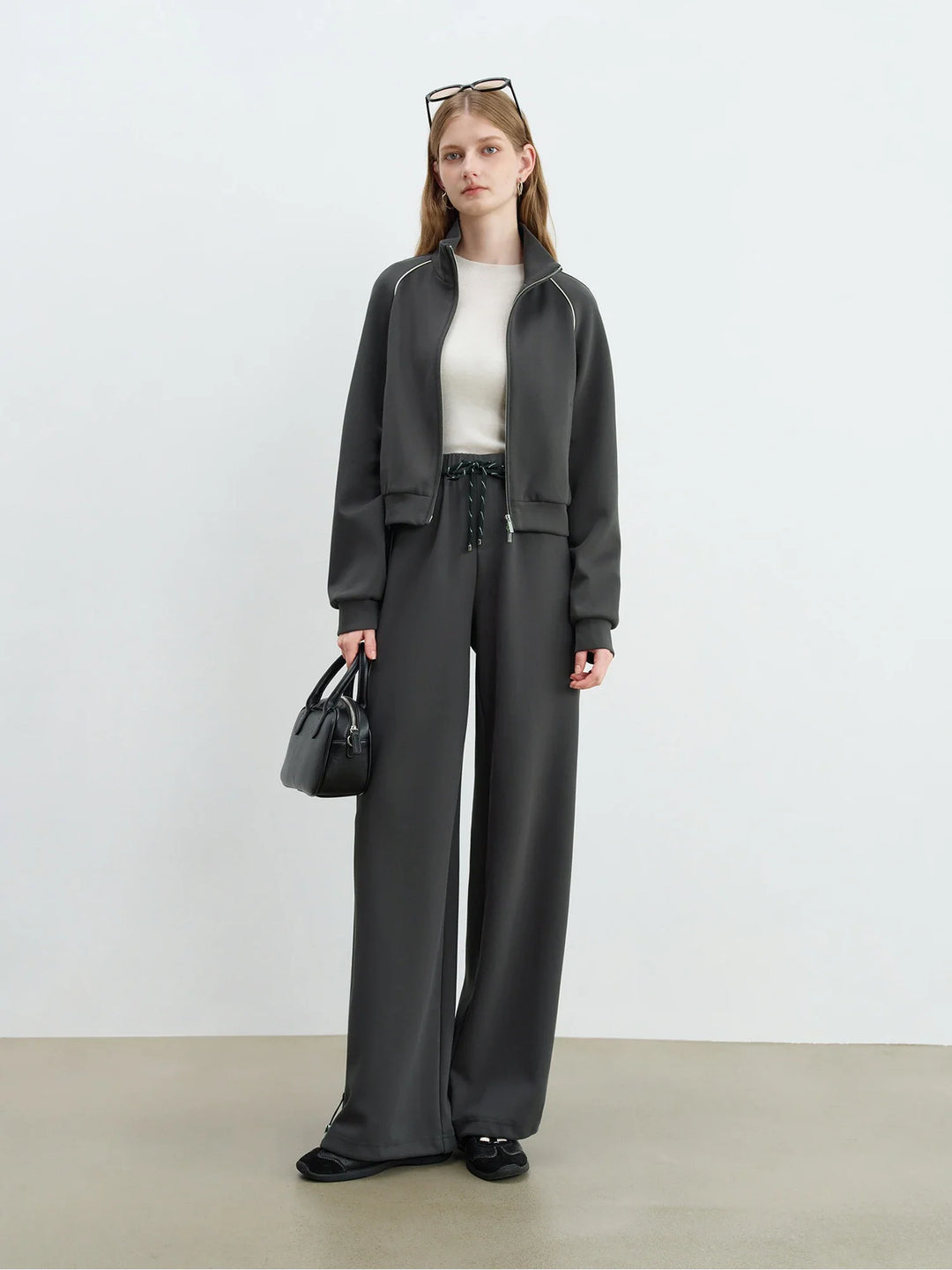 Mirla | Damoutfit med Kontrastfärgad Kort Jacka och Bekväma Byxor-Eva Jonsson
